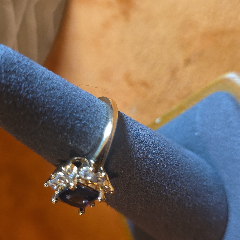 MACY'S Gold and Black Stone Ring - Picture 3 of 3